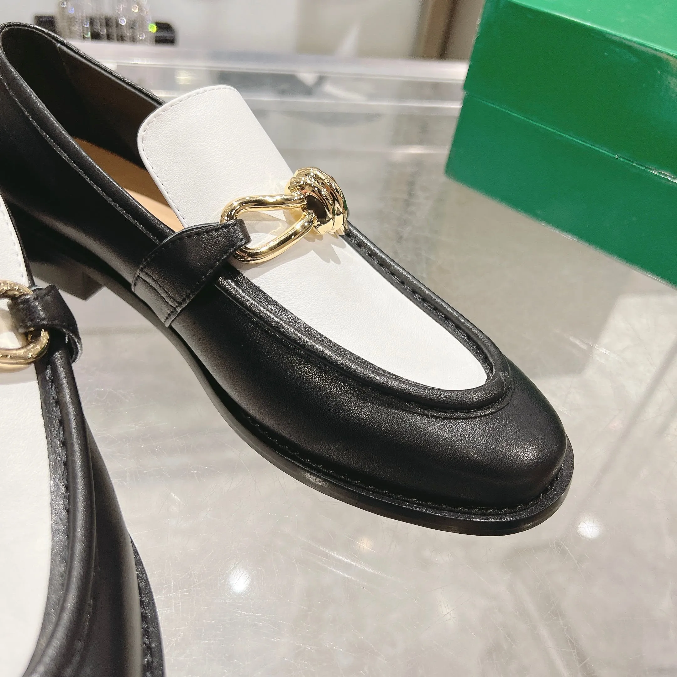 [BV] Top P: 820💰 Couple size: female 35-39 (female 40 custom-made) male 39-44 (38.45 non-refundable) Bottega Veneta 2025 counter synchronization style! Small round toe loafers! Imported leather outsole! High-grade cashmere! Solid color Niuli! Original board developed leather buckle